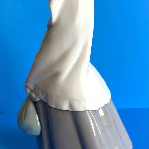 Vintage Nao by Ladro Peasant Girl Wearing A Shawl Holding A Bundle from Spain - Picture 7 of 9